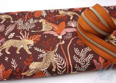 "Magic of Serengeti - Leopard deep plum" - RJR Fabrics